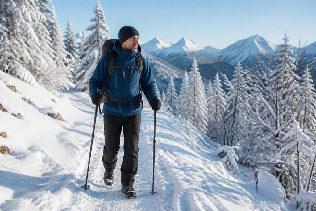 découvrez comment bien vous équiper et quelles précautions prendre pour randonner en hiver en toute sécurité et profiter pleinement de la nature enneigée.