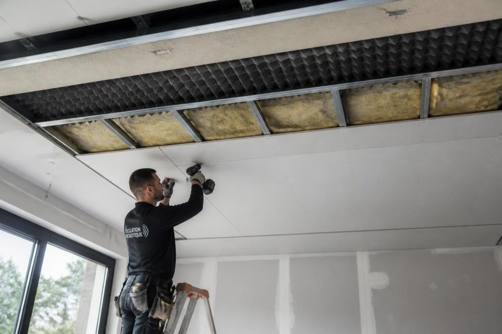 découvrez les meilleures méthodes et matériaux pour isoler phoniquement un plafond et réduire efficacement les bruits indésirables dans votre intérieur.