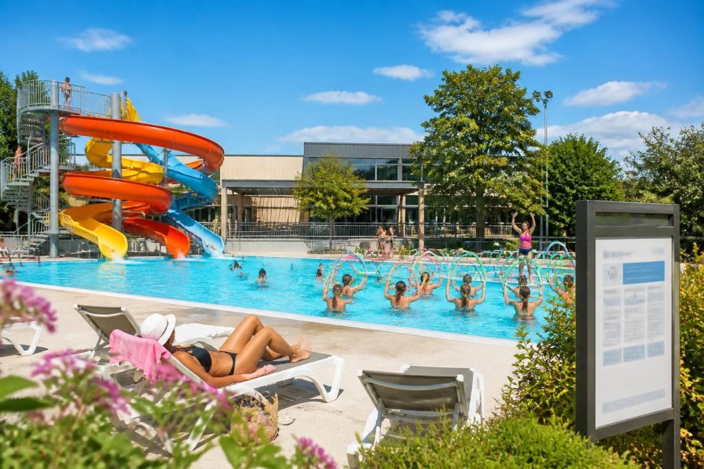 découvrez la piscine de brioude : tarifs avantageux, horaires d'ouverture flexibles et activités pour tous, incluant l'aquabulle et le toboggan pour des moments de détente et de plaisir en famille.