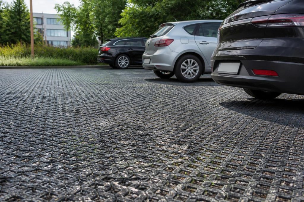 découvrez nos solutions de revêtement drainant pour parking, garantissant un sol efficace, durable et résistant aux intempéries, idéal pour une gestion optimale des eaux pluviales.