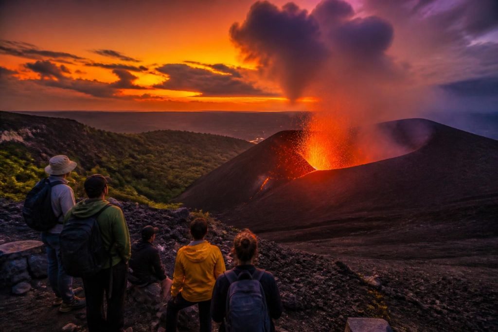 découvrez le mont yasur, un volcan actif spectaculaire sur l'île de tanna au vanuatu. partez à l'aventure, admirez ses paysages uniques et vivez une expérience inoubliable au cœur de la nature volcanique.