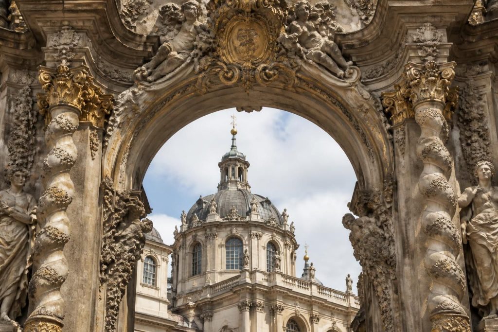 découvrez les caractéristiques du style baroque en architecture à travers l'étude des arches baroques, illustrées par des exemples emblématiques de ce mouvement artistique.
