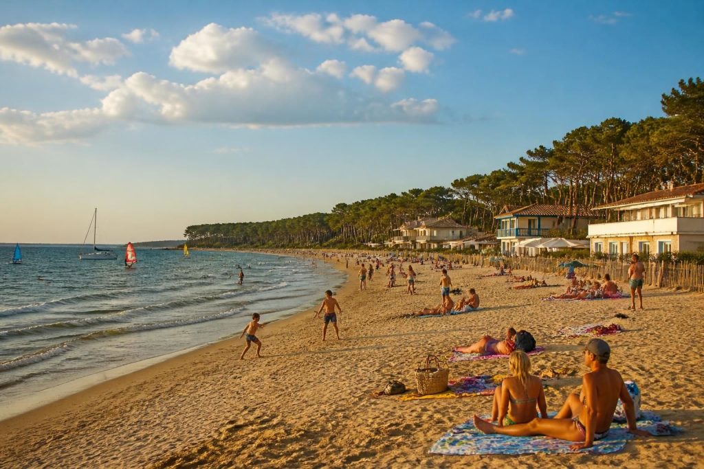 découvrez chm montalivet et vendays montalivet, deux stations balnéaires incontournables en france, idéales pour des vacances entre nature, plage et détente.