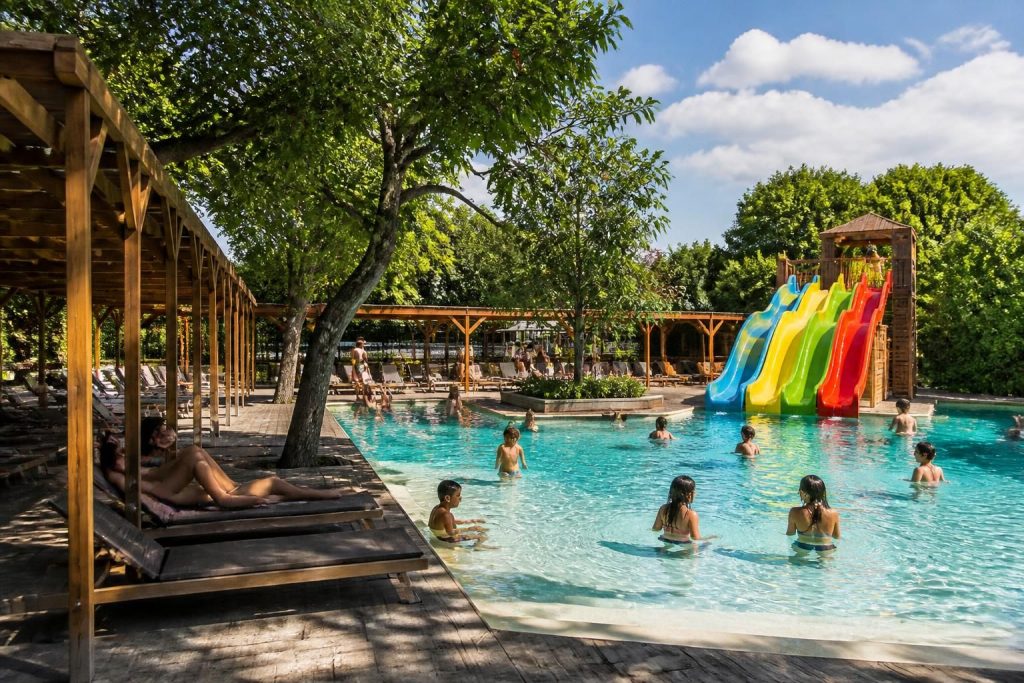 découvrez les horaires, tarifs et affluence de la piscine bois de colombes pour profiter pleinement de son toboggan et passer un moment rafraîchissant en famille ou entre amis.